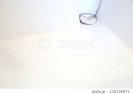 洗面台の排水口の髪の毛 洗面台の排水口の髪の毛 118726071