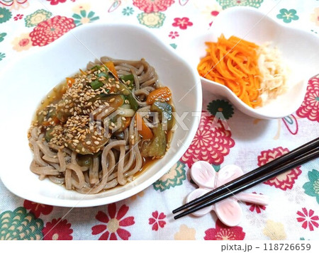 ヘルシーな昼食　蕎麦と酢ニンジンと酢キャベツ 118726659