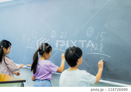 教室で授業を受ける小学生 教室で授業を受ける小学生 118726890