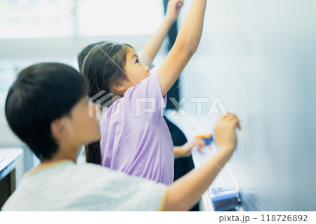 教室で授業を受ける小学生 118726892