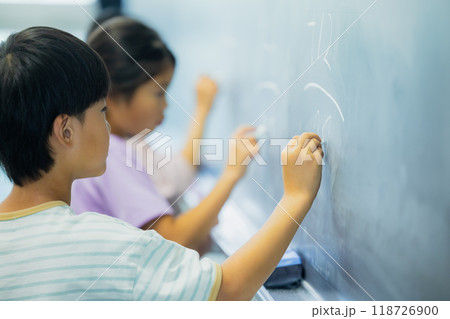 教室で授業を受ける小学生 118726900