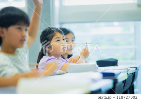 教室で授業を受ける小学生　 118727002
