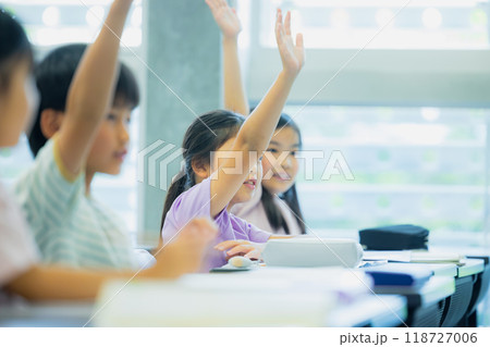 教室で授業を受ける小学生　 118727006