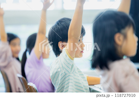 教室で授業を受ける小学生 教室で授業を受ける小学生 118727010