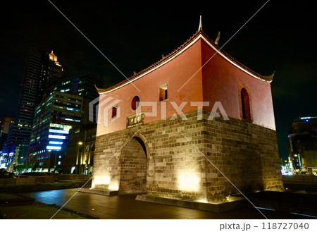 臺北府城北門「承恩門」・ライトアップ(台湾・台北市中正区) 臺北府城北門「承恩門」・ライトアップ(台湾・台北市中正区) 118727040