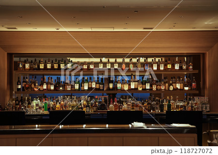 バーカウンターに並ぶウイスキー バーカウンターに並ぶウイスキー 118727072
