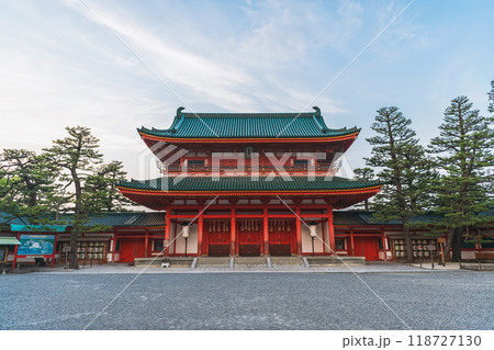 京都 平安神宮応天門の夕景 118727130
