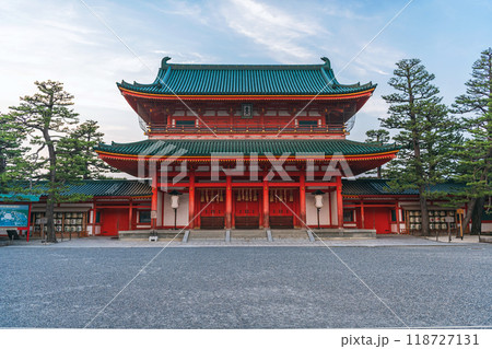 京都 平安神宮応天門の夕景 京都 平安神宮応天門の夕景 118727131