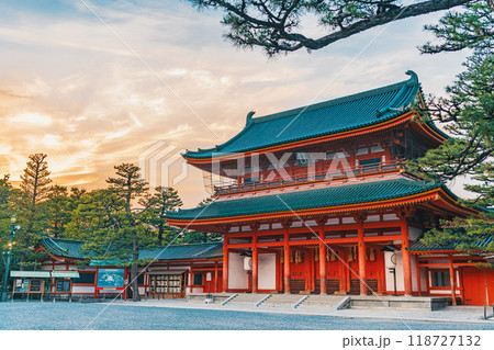 京都 平安神宮応天門の夕景 118727132