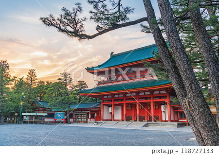 京都 平安神宮応天門の夕景 京都 平安神宮応天門の夕景 118727133
