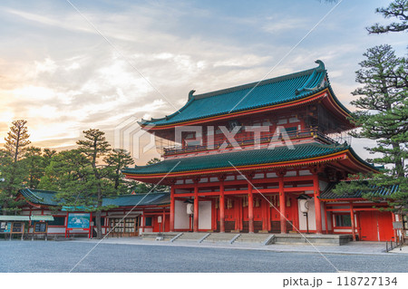 京都 平安神宮応天門の夕景 118727134