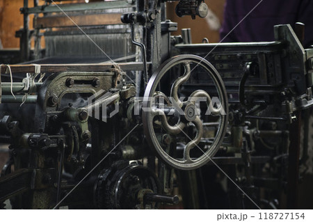 横から撮影した着物を織るための機織り機 118727154