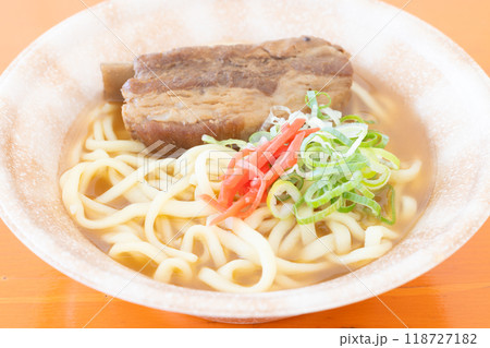 おいしい沖縄料理のソーキそば 118727182