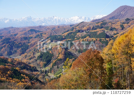 紅葉のピークを迎えた鬼無里　大望峠からの眺め 118727259