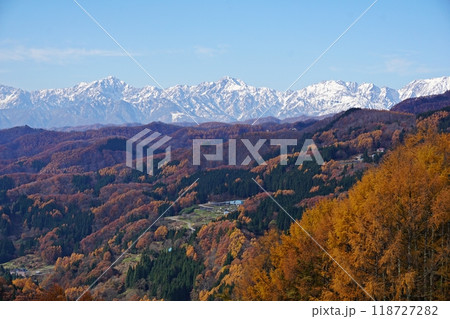 紅葉のピークを迎えた鬼無里 大望峠からの眺め 紅葉のピークを迎えた鬼無里 大望峠からの眺め 118727282