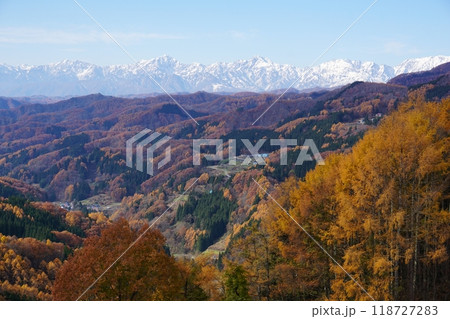 紅葉のピークを迎えた鬼無里 大望峠からの眺め 紅葉のピークを迎えた鬼無里 大望峠からの眺め 118727283