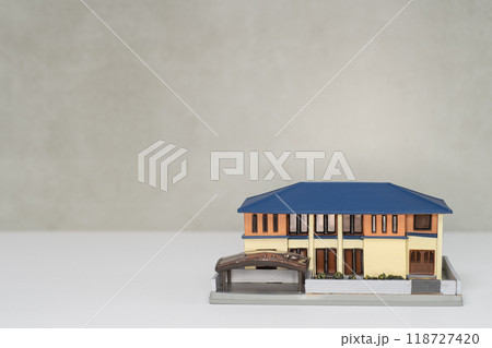 シンプルな庭付き車庫付き一戸建て住宅 118727420