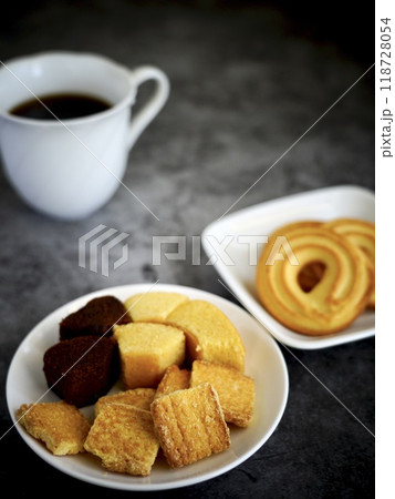白いお皿にのせたお菓子と白いカップに入ったコーヒー 白いお皿にのせたお菓子と白いカップに入ったコーヒー 118728054