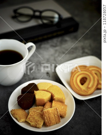 白いお皿にのせたお菓子と白いカップに入ったコーヒー 白いお皿にのせたお菓子と白いカップに入ったコーヒー 118728057