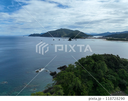 福井県　明鏡洞の付近の綺麗な海　ドローン空撮 118728290