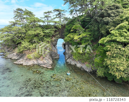 福井県　明鏡洞の付近の綺麗な海　ドローン空撮 118728343