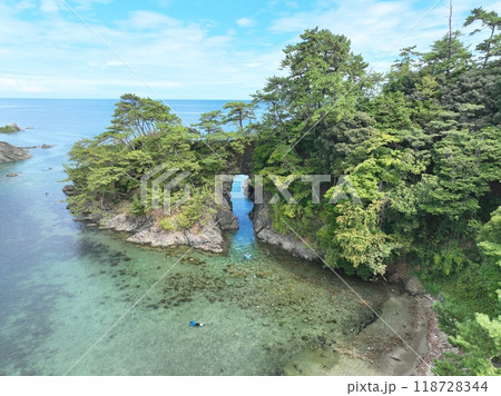 福井県　明鏡洞の付近の綺麗な海　ドローン空撮 118728344