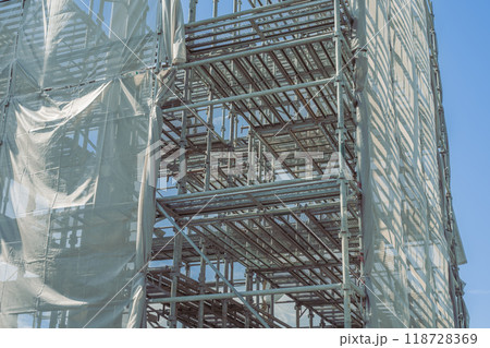 柱の構造物を囲んだ仮設足場 118728369
