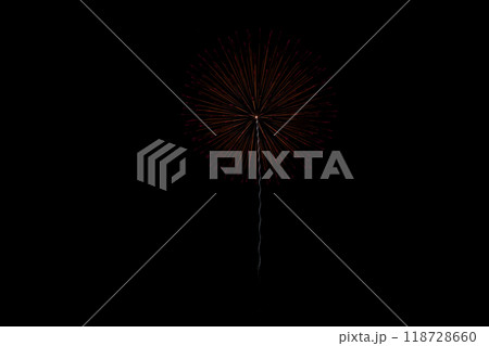 秋葉山本宮秋葉神社 奉納花火大会で黒い背景の打ち上げ花火(静岡県) 秋葉山本宮秋葉神社 奉納花火大会で黒い背景の打ち上げ花火(静岡県) 118728660