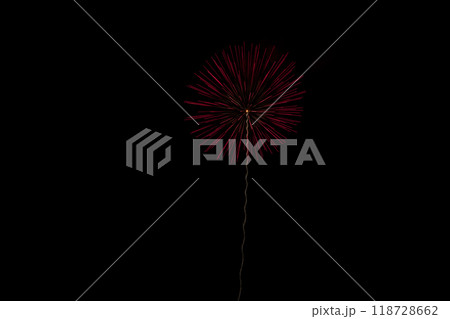 秋葉山本宮秋葉神社 奉納花火大会で黒い背景の打ち上げ花火(静岡県) 秋葉山本宮秋葉神社 奉納花火大会で黒い背景の打ち上げ花火(静岡県) 118728662