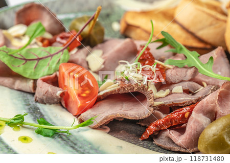 Pastrami slices, dried beef meat with vegetables and a delicate sauce, delicious antipasti 118731480