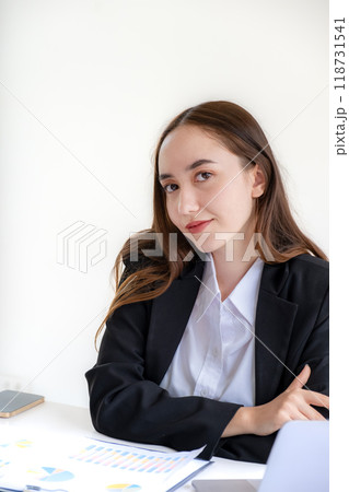 Caucasian Businesswomen bookkeeper with laptop analysis the graph 118731541