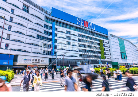 日本の東京都市景観 池袋駅東口。右奥に黄色いイケバスが見える 118732225