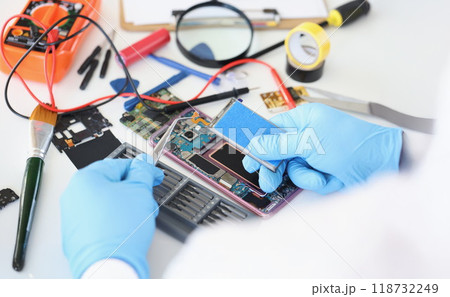 Male technician change battery in smartphone modern device dont work Male technician change battery in smartphone modern device dont work 118732249