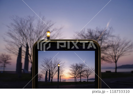 宍道湖の夕日が見える公園の風景をスマホのカメラで撮ろうとしているイメージ 118733310