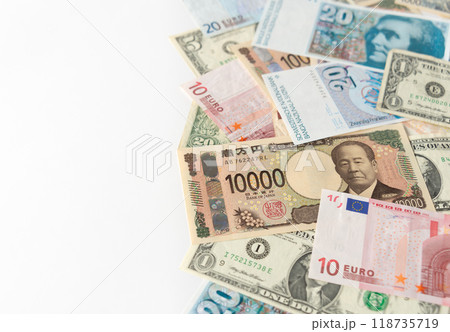 外貨と日本円　紙幣　米ドル　ユーロ紙幣 118735719