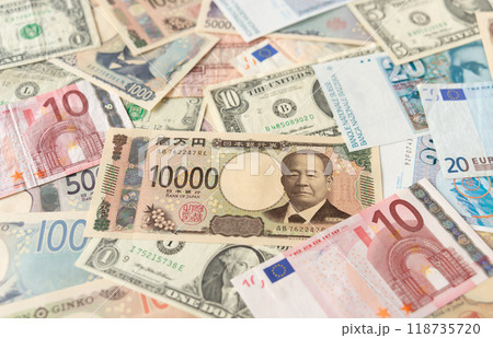 外貨と日本円　紙幣　米ドル　ユーロ紙幣 118735720
