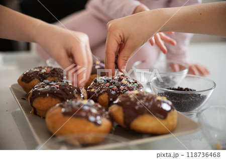 Children decorating home made doughnuts 118736468