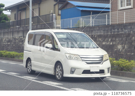 ワンボックスカー ミニバン 　道路走行 118736575