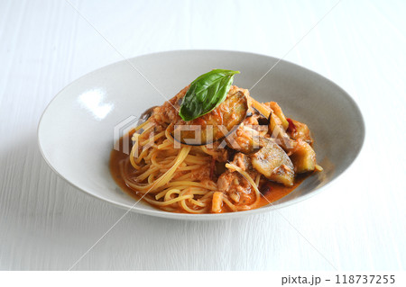 ナスとツナのトマトソースのパスタ 118737255