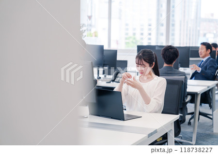 オフィスでリモート会議をする若い女性社員 オフィスでリモート会議をする若い女性社員 118738227