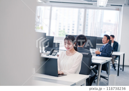 オフィスでリモート会議をする若い女性社員 オフィスでリモート会議をする若い女性社員 118738236