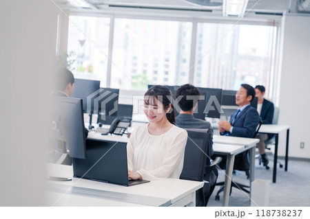 オフィスでリモート会議をする若い女性社員 オフィスでリモート会議をする若い女性社員 118738237