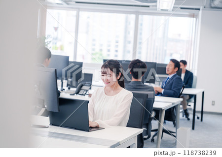 オフィスでリモート会議をする若い女性社員 オフィスでリモート会議をする若い女性社員 118738239