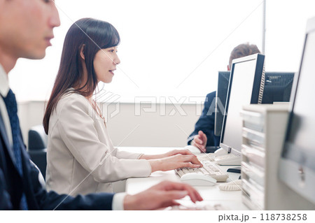 オフィスで事務作業をする女性社員 118738258