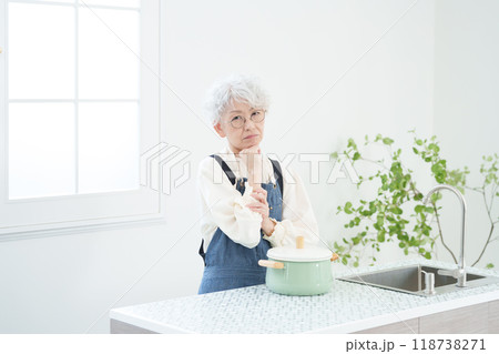 キッチンで料理する高齢者女性（考える・悩む） 118738271