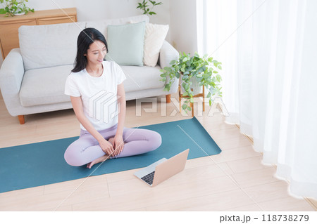 オンラインでヨガレッスンを受ける女性 オンラインでヨガレッスンを受ける女性 118738279