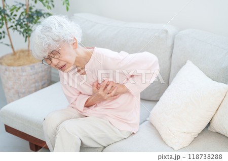 胸痛のシニア女性 118738288