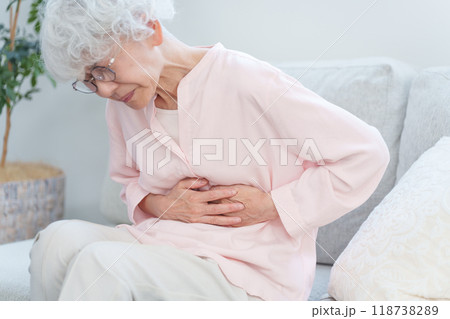 腹痛の高齢者女性 118738289