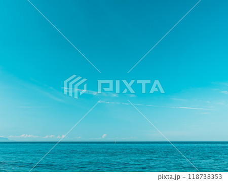 夏の海のビーチ　ネガフィルム風 118738353