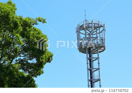 郊外にある携帯電話基地局 118738702